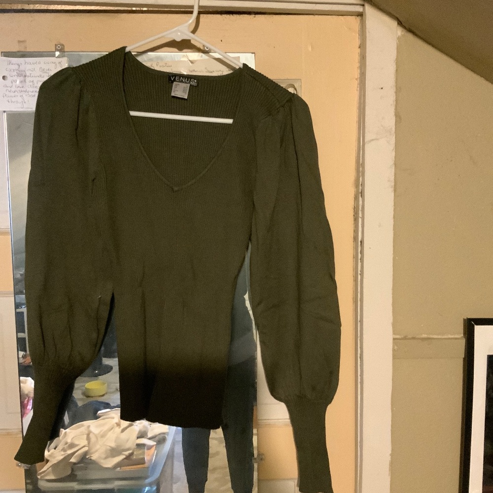 Light sweater with puffy arms